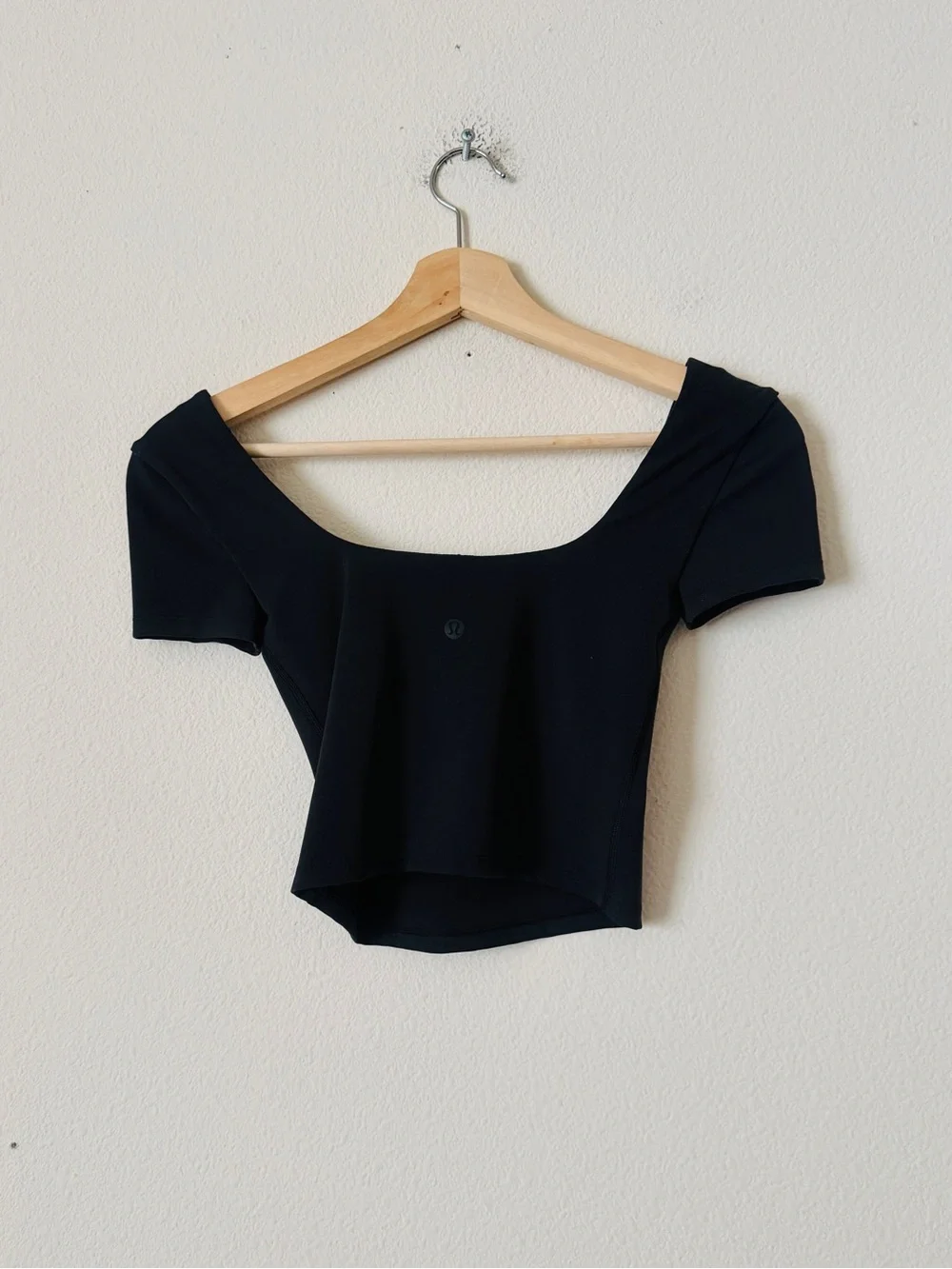 Lululemon SIZE 0 Wunder Under Smoothcover square neck cropped tshirt in black